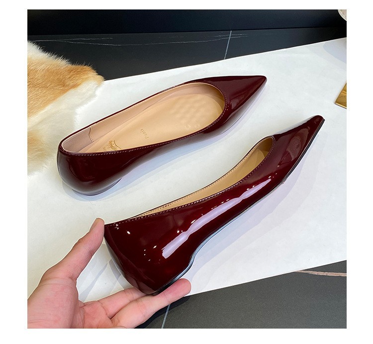 Patent leather shoes with low heels 74 02