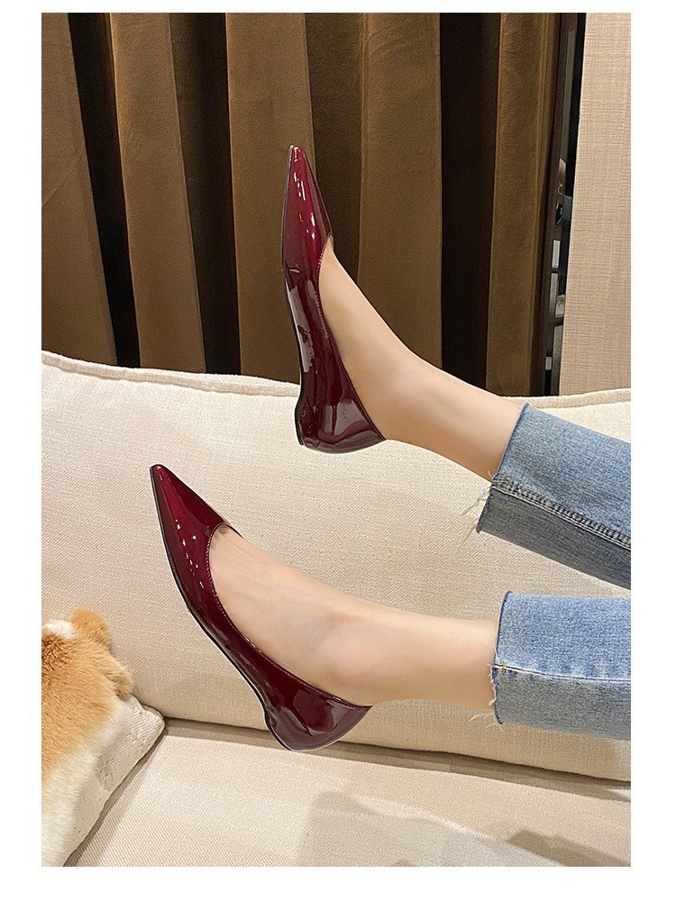 Patent leather shoes with low heels 74