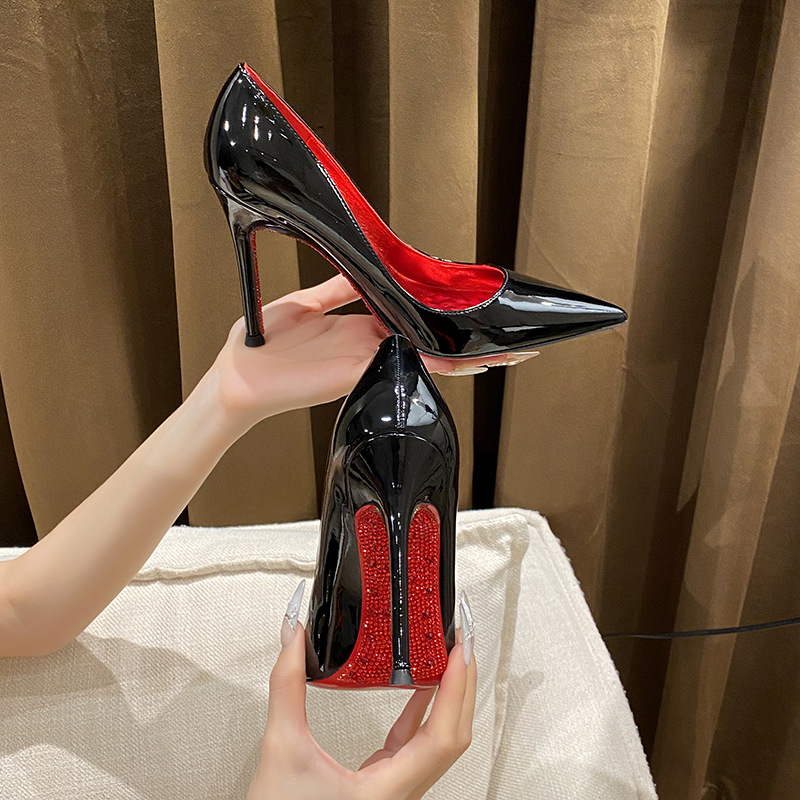 Red bottom black patent leather pointed toe shoes 82 01